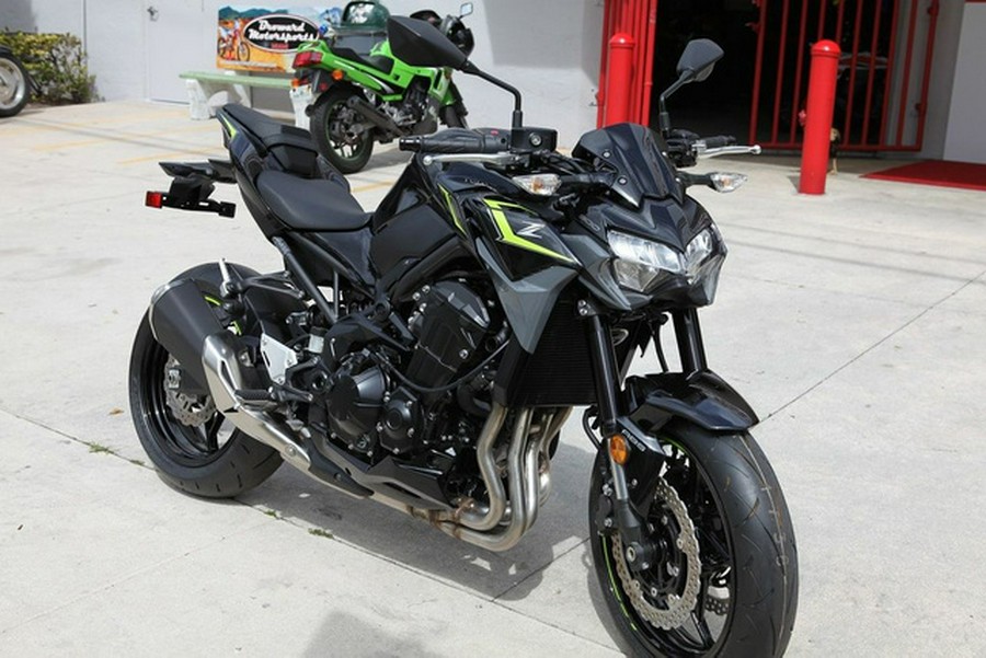 2024 Kawasaki Z900 ABS Metallic Spark Black/Metallic Matte Dark