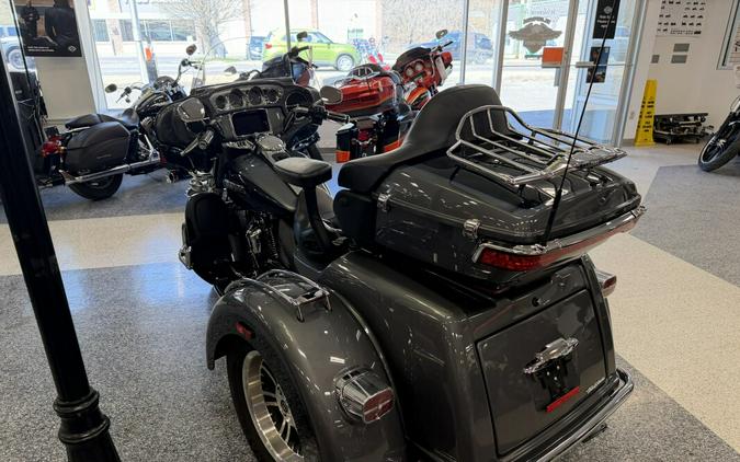 2021 Harley-Davidson® Tri Glide® Ultra Gauntlet Gray Metallic/Vivid Black
