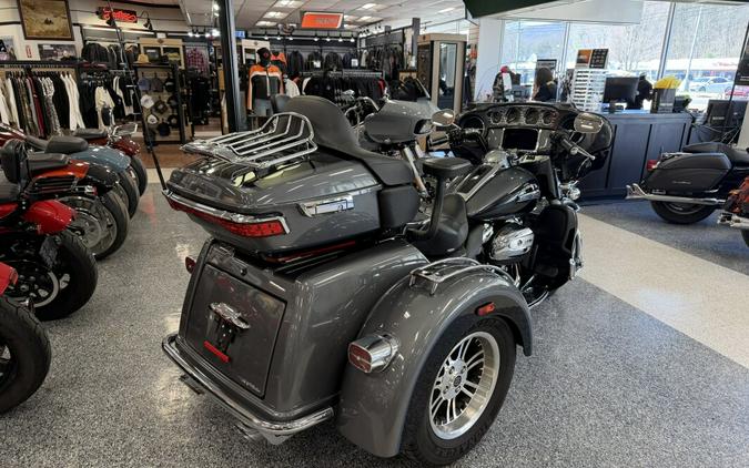 2021 Harley-Davidson® Tri Glide® Ultra Gauntlet Gray Metallic/Vivid Black