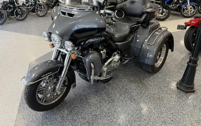 2021 Harley-Davidson® Tri Glide® Ultra Gauntlet Gray Metallic/Vivid Black