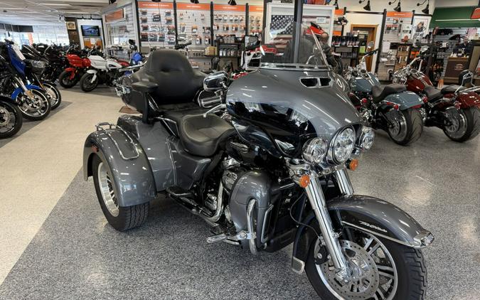 2021 Harley-Davidson® Tri Glide® Ultra Gauntlet Gray Metallic/Vivid Black