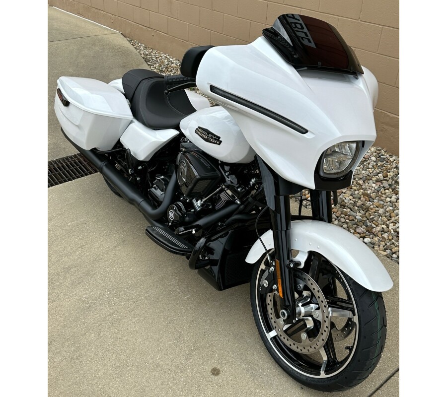 2024 Harley-Davidson Street Glide® White Onyx Pearl - Black Finish