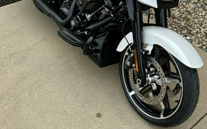 2024 Harley-Davidson Street Glide® White Onyx Pearl - Black Finish