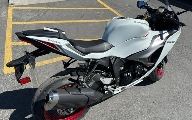 2024 Kawasaki Ninja® ZX™-6R Pearl Robotic White/Metallic Graphite Gray