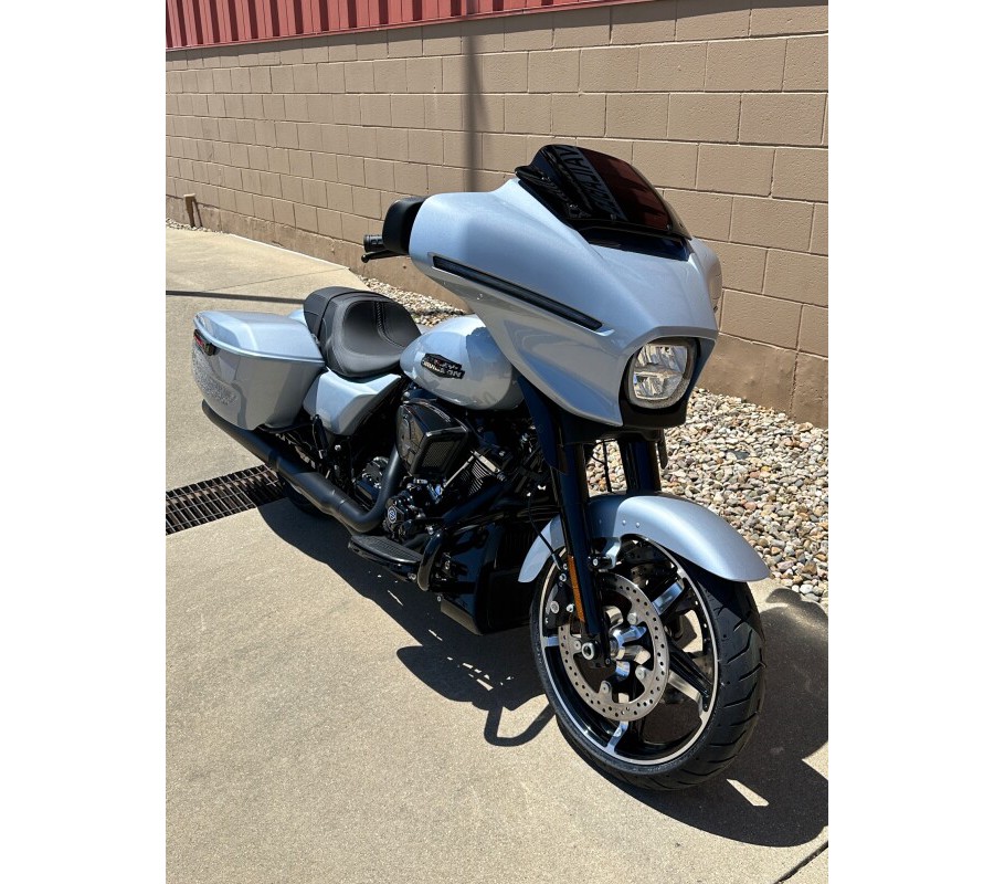 2024 Harley-Davidson Street Glide® Atlas Silver Metallic - Black Finish