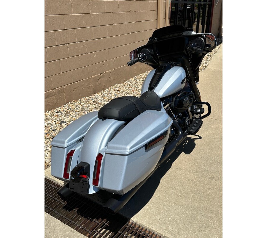 2024 Harley-Davidson Street Glide® Atlas Silver Metallic - Black Finish