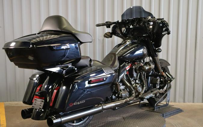 2022 Harley-Davidson® CVO™ Street Glide® FLHXSE