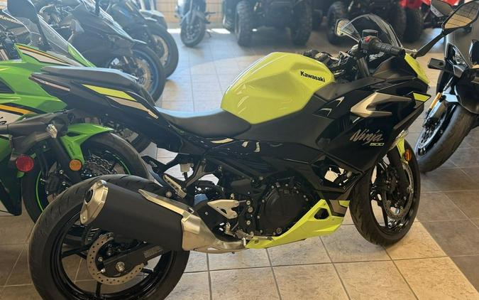 2026 Kawasaki Ninja® 500 ABS Metallic Yellowish Green/Ebony