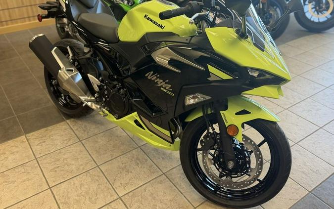 2026 Kawasaki Ninja® 500 ABS Metallic Yellowish Green/Ebony