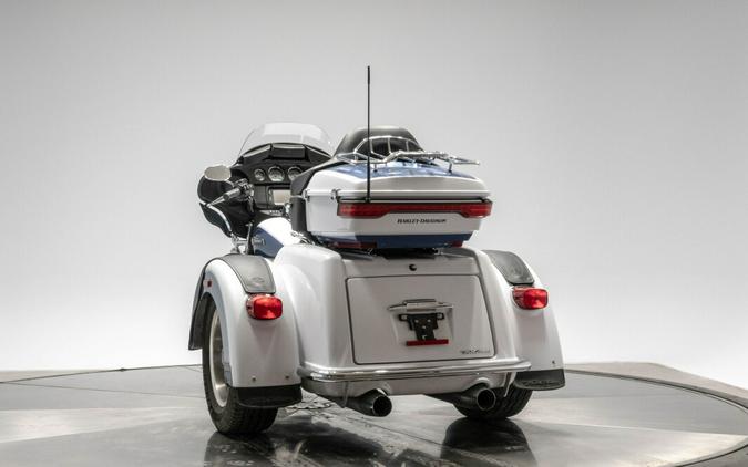 2015 HARLEY-DAVIDSON FLHTCUTG TRI GLIDE ULTRA in White Hot Pearl and Blue Hot Pearl