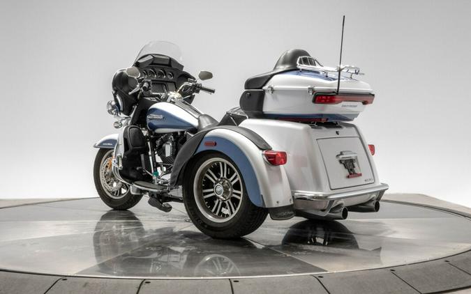 2015 HARLEY-DAVIDSON FLHTCUTG TRI GLIDE ULTRA in White Hot Pearl and Blue Hot Pearl