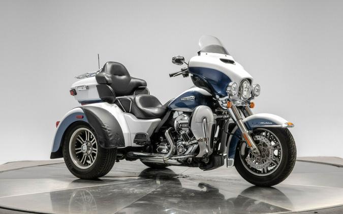 2015 HARLEY-DAVIDSON FLHTCUTG TRI GLIDE ULTRA in White Hot Pearl and Blue Hot Pearl