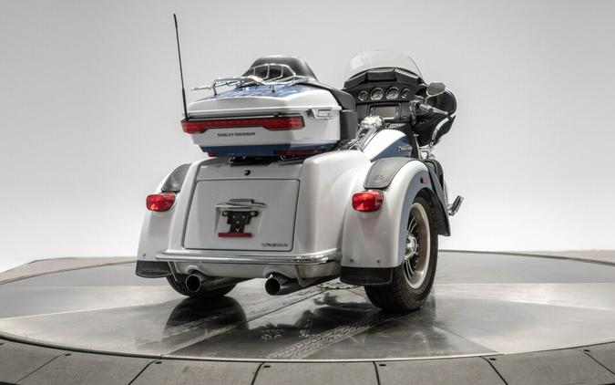 2015 HARLEY-DAVIDSON FLHTCUTG TRI GLIDE ULTRA in White Hot Pearl and Blue Hot Pearl
