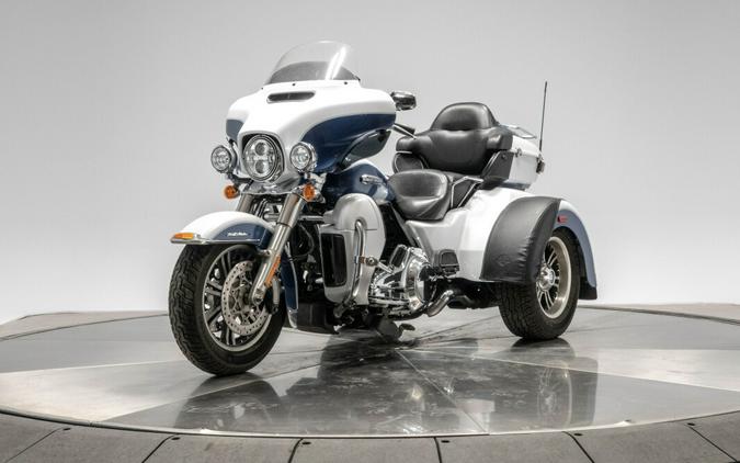 2015 HARLEY-DAVIDSON FLHTCUTG TRI GLIDE ULTRA in White Hot Pearl and Blue Hot Pearl