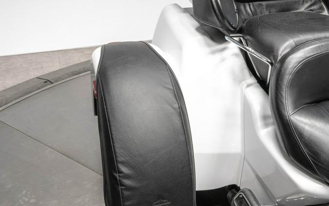 2015 HARLEY-DAVIDSON FLHTCUTG TRI GLIDE ULTRA in White Hot Pearl and Blue Hot Pearl