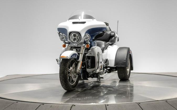 2015 HARLEY-DAVIDSON FLHTCUTG TRI GLIDE ULTRA in White Hot Pearl and Blue Hot Pearl