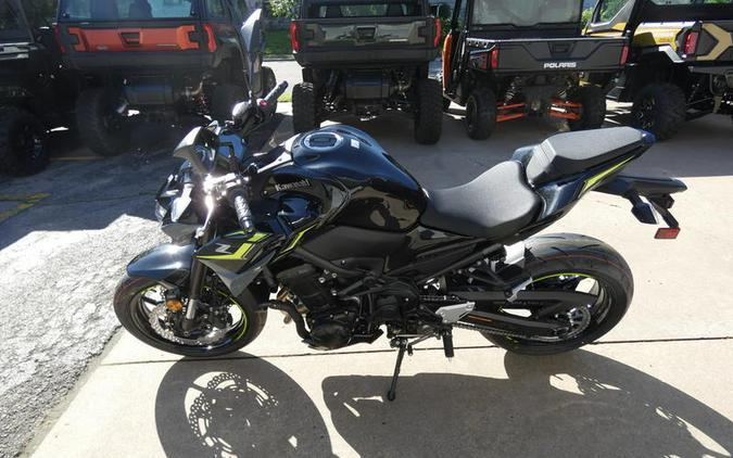 2024 Kawasaki Z900 ABS Metallic Spark Black/Metallic Matte Dark Gray