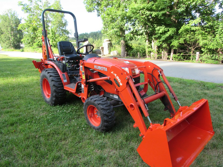 2020 Kubota B2320 WITH LOADER AND BACK HOE 324 HRS