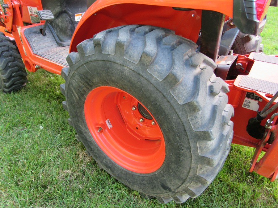 2020 Kubota B2320 WITH LOADER AND BACK HOE 324 HRS