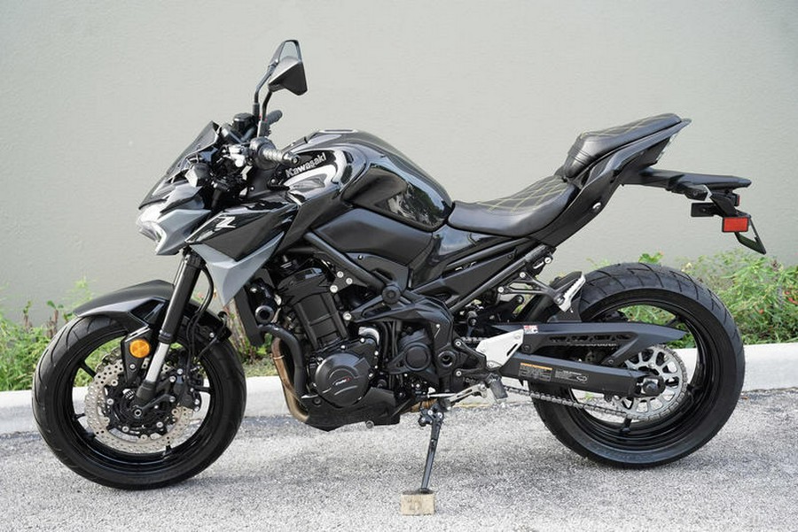 2024 Kawasaki Z900 ABS Metallic Spark Black/Metallic Matte Dark Gray