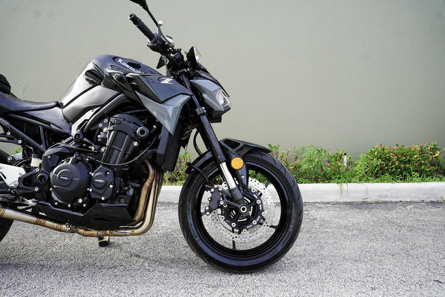 2024 Kawasaki Z900 ABS Metallic Spark Black/Metallic Matte Dark Gray