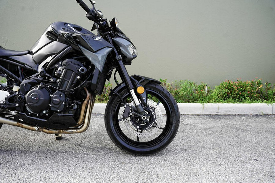 2024 Kawasaki Z900 ABS Metallic Spark Black/Metallic Matte Dark Gray