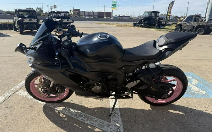 2023 Kawasaki Ninja® ZX™-6R Metallic Matte Graphenesteel Gray/Diablo Black