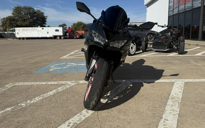 2023 Kawasaki Ninja® ZX™-6R Metallic Matte Graphenesteel Gray/Diablo Black