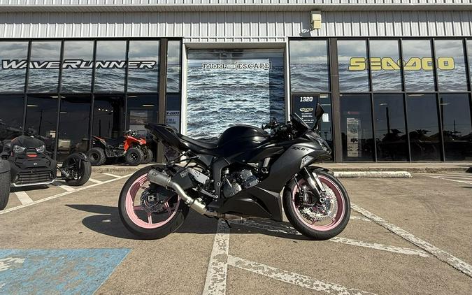 2023 Kawasaki Ninja® ZX™-6R Metallic Matte Graphenesteel Gray/Diablo Black