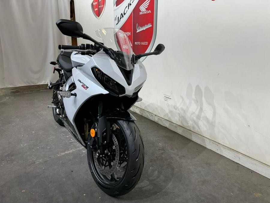 2025 Triumph Daytona 660 Snowdonia White/Sapphire Black