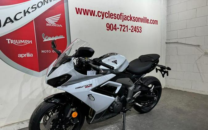 2025 Triumph Daytona 660 Snowdonia White/Sapphire Black