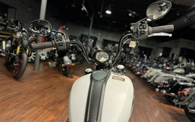 2024 Indian Motorcycle® Chief Bobber Ghost White Metallic Smoke