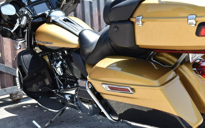 2017 Harley-Davidson® Ultra Limited FLHTK