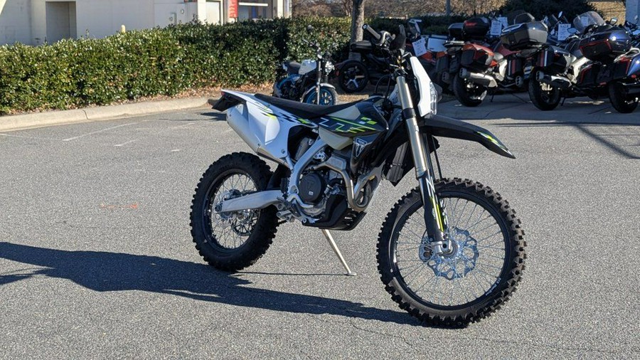 2026 Triumph TF 250-E Jet Black/Pure White