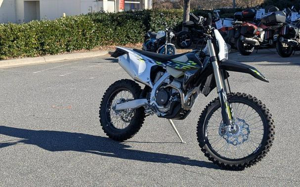 2026 Triumph TF 250-E Jet Black/Pure White