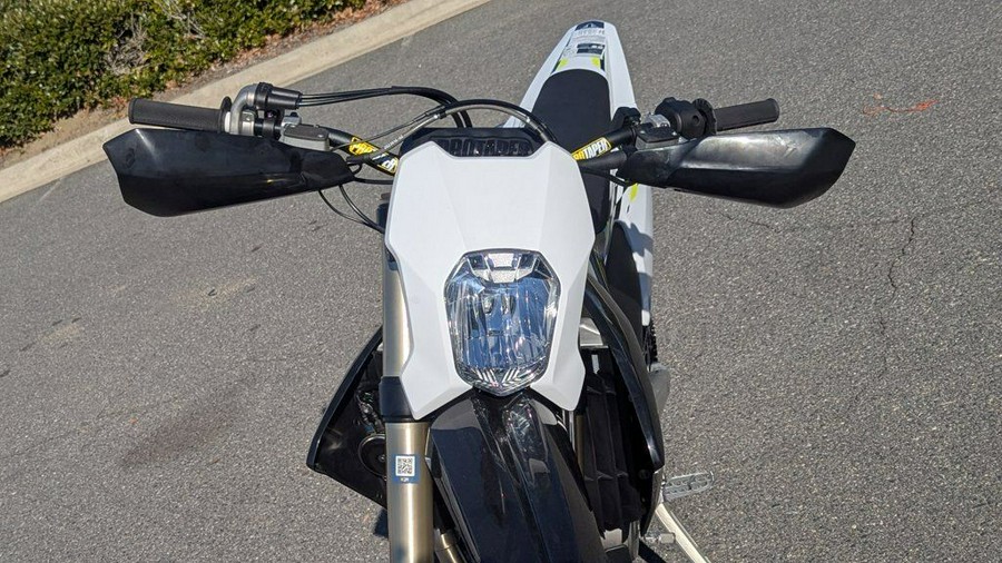 2026 Triumph TF 250-E Jet Black/Pure White