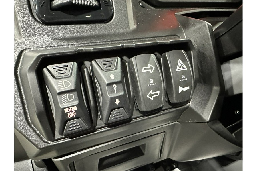 2026 Can-Am DEFENDER LIMITED CAB HD11