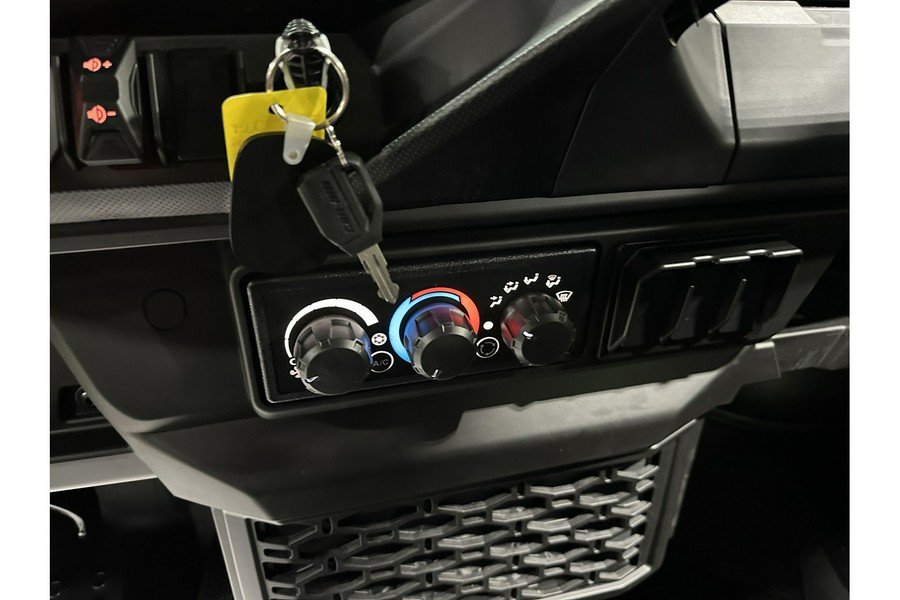 2026 Can-Am DEFENDER LIMITED CAB HD11