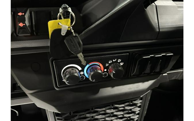 2026 Can-Am DEFENDER LIMITED CAB HD11