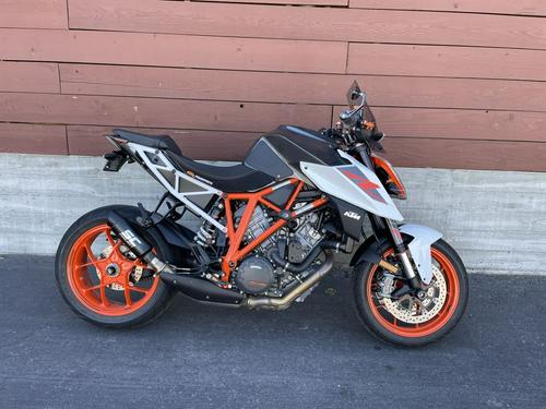 Comparison Ride Review: 2017 Aprilia Tuono V4 1100 vs. 2017 KTM Super Duke 1290 R