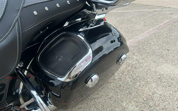 2020 Indian Roadmaster Elite Thunder Black Vivid Crystal Ove