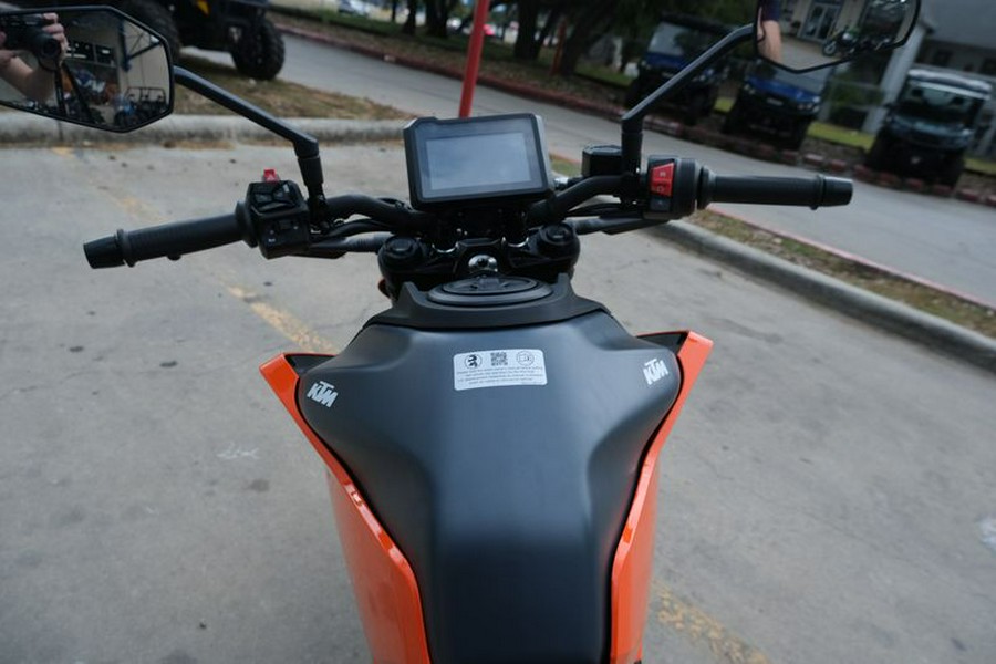 New 2024 KTM 250 DUKE ORANGE