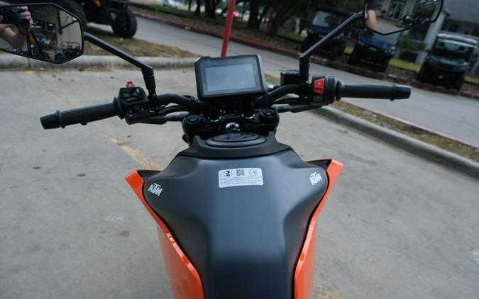 New 2024 KTM 250 DUKE ORANGE