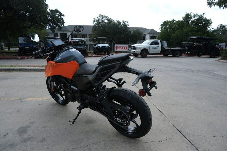 New 2024 KTM 250 DUKE ORANGE