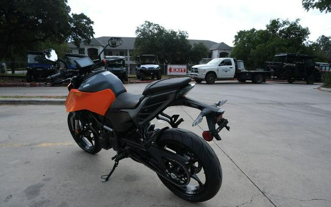 New 2024 KTM 250 DUKE ORANGE