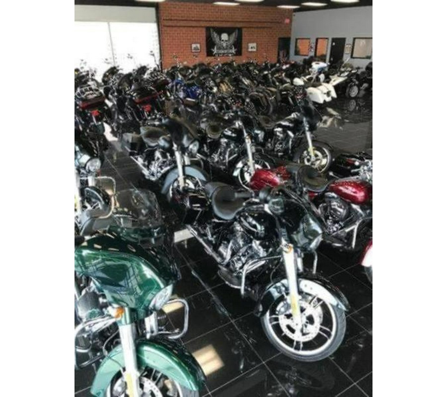 2017 Indian Motorcycle® Roadmaster® Thunder Black