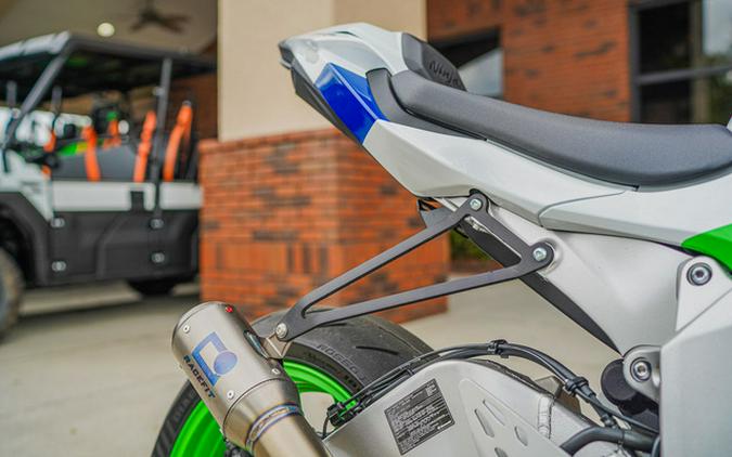 2024 Kawasaki Ninja ZX-6R ABS Pearl Robotic White/Metallic Gra