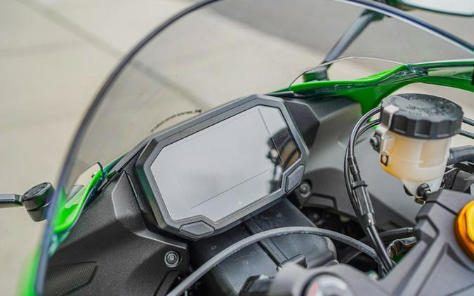 2024 Kawasaki Ninja ZX-6R ABS Pearl Robotic White/Metallic Gra