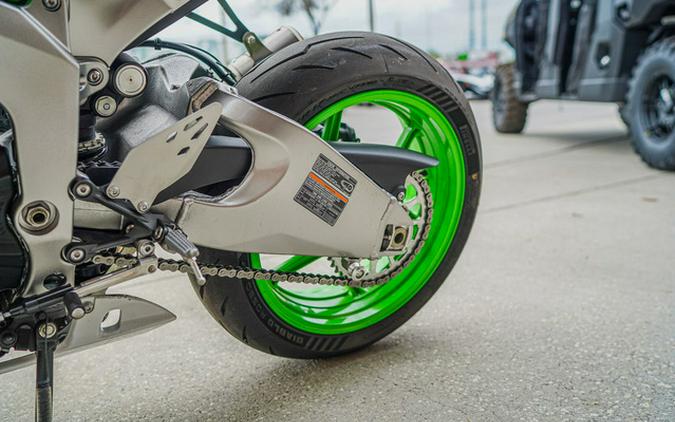 2024 Kawasaki Ninja ZX-6R ABS Pearl Robotic White/Metallic Gra