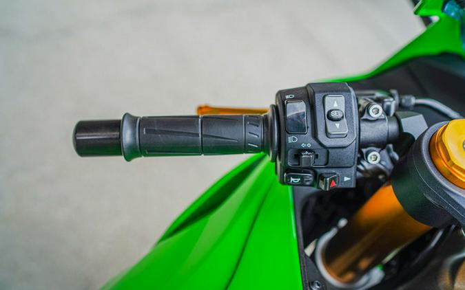 2024 Kawasaki Ninja ZX-6R ABS Pearl Robotic White/Metallic Gra